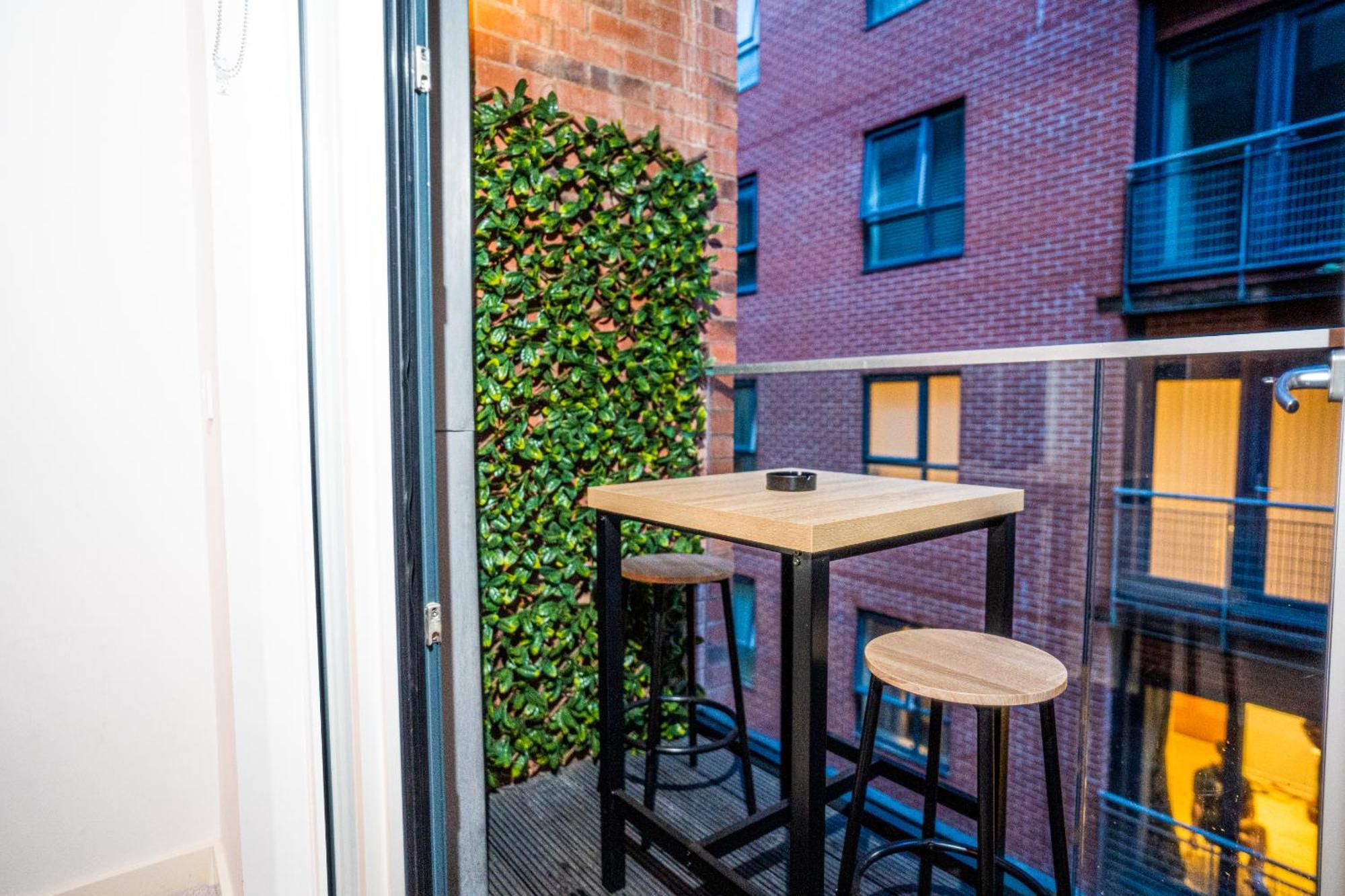 Manchester City Centre Apt With Balcony & Free Parking - Including Free 1-Hour Late Check-Out For Bookings On The 29Th 31St May, Justeat Voucher For 2-Night Stays Minimum! 曼彻斯特 外观 照片